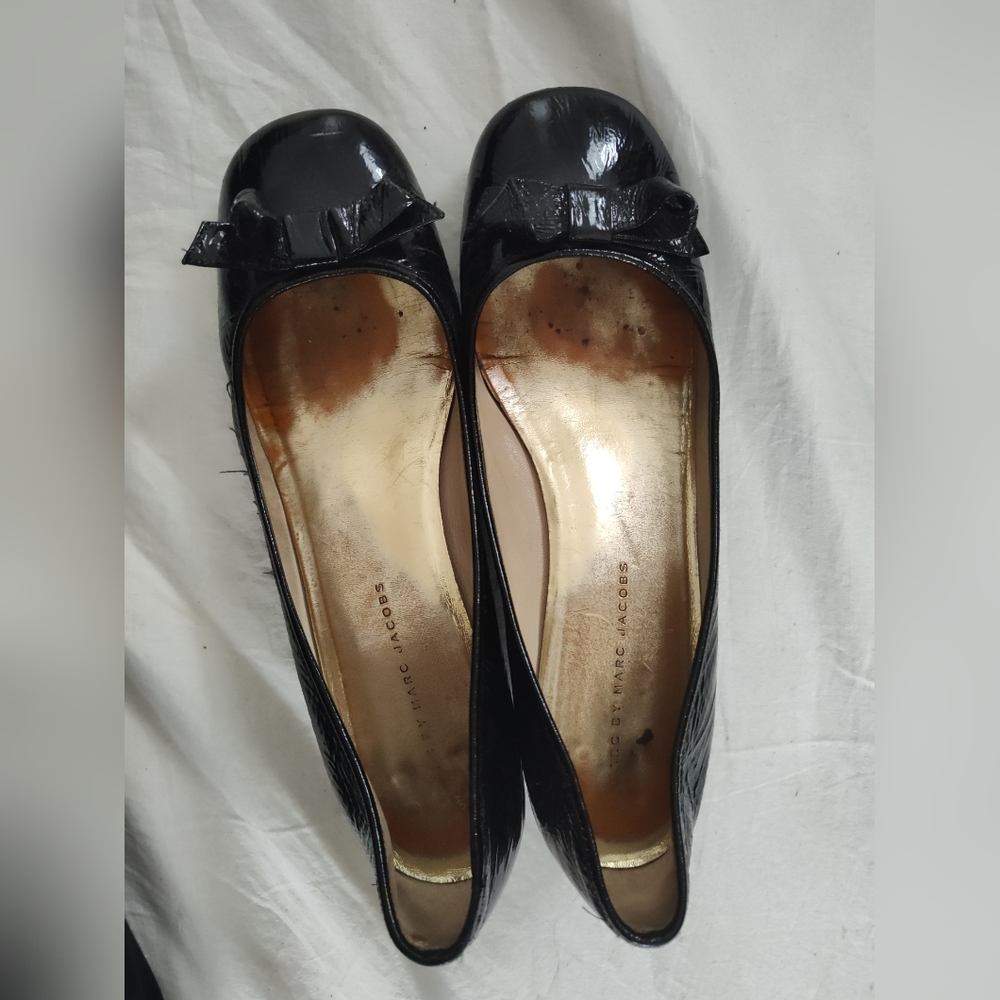 Vintage Marc Jacobs black, patent leather, low heeled pumps with bow front.